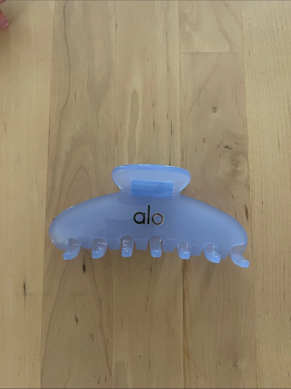 ALO seashell blue claw clip